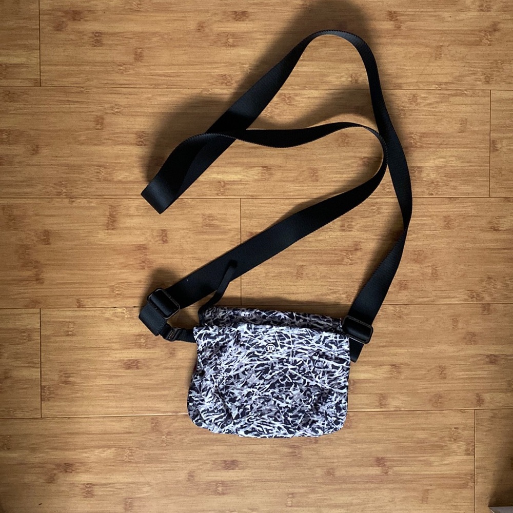 Lululemon adjustable strap bag